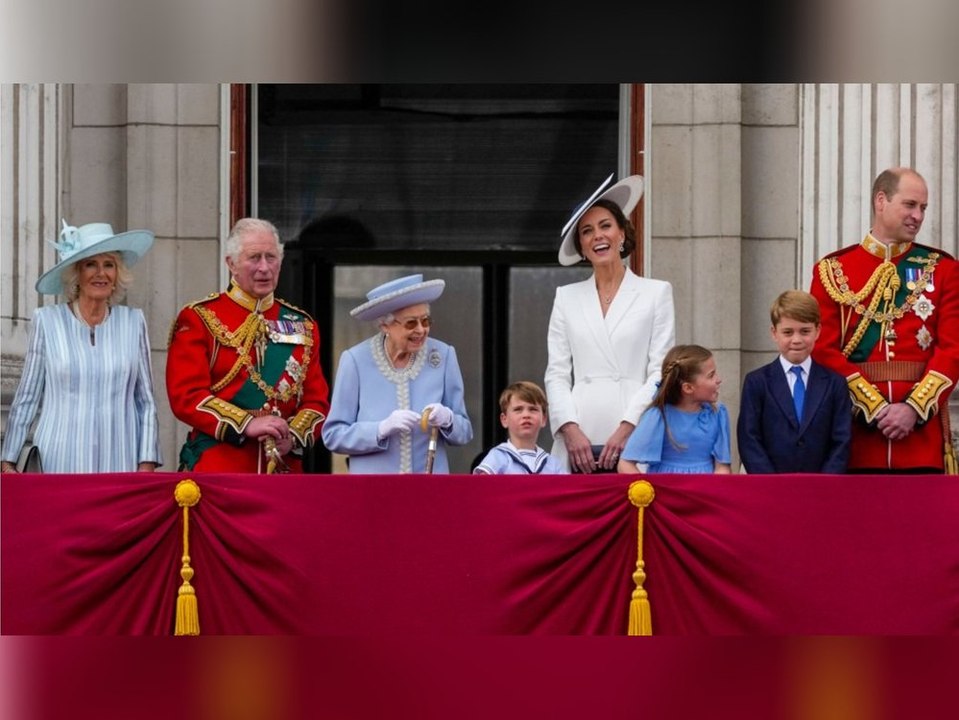 "trooping the colour": queen bestens gelaunt - trotz zwischenfällen