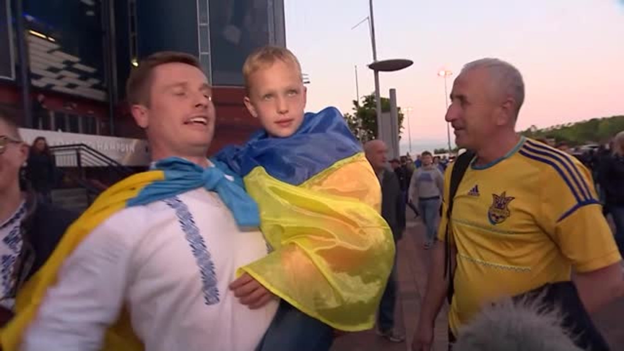 Ukrainische Fans freuen sich über den Playoff-Sieg
