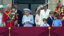 La reina Isabel II reaparece ante miles de personas en su Jubileo de Platino