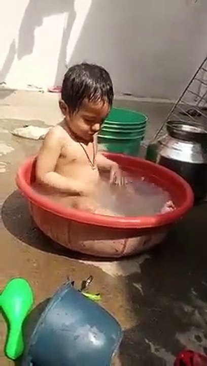 Baby wana more bath, मुझे और नहाना है दादी