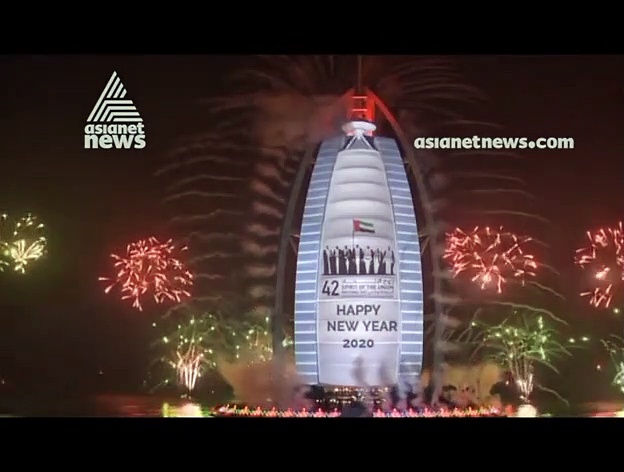 ലോകത്തിലെ ഏറ്റവും വലിയ അമിട്ട് പൊട്ടിച്ച്  റാസ് അല്‍ ഖൈമ;അറബിനാട് പുതുവര്‍ഷത്തെ വരവേറ്റത് ഇങ്ങനെ