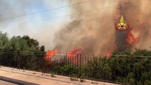 Vasto incendio minaccia abitazioni nel Ragusano