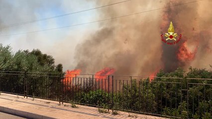 Vasto incendio minaccia abitazioni nel Ragusano