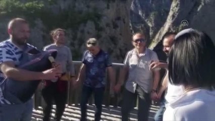KASTAMONU - Horma Kanyonu'nu tulum çalıp horon oynayarak geçtiler