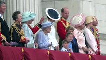 الملكة إليزابيث الثانية تطل على شرفة قصر باكينغهام مع بدء الاحتفالات باليوبيل البلاتيني