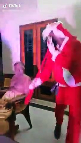 കരോൾ സംഘത്തിനൊപ്പം ചുവടു വച്ച് അപ്പാപ്പൻ; അപ്പച്ചൻ പൊളിച്ചടുക്കിയെന്ന് സോഷ്യൽ മീഡിയ