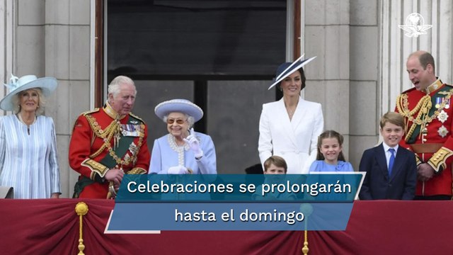 Aclaman a la reina Isabel II al comenzar su Jubileo de Platino