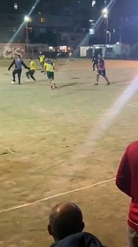 Carlos Tevez jugó un picante partido en Fuerte Apache