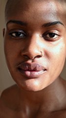 mulher negra com lábios bonitos