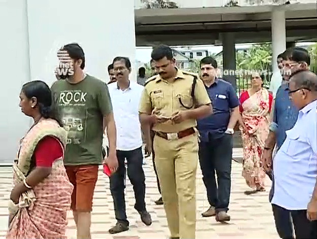 മരട് കേസില്‍ ഒന്നാം പ്രതി നിര്‍മ്മാതാക്കളും രണ്ടാംപ്രതി ഉദ്യോഗസ്ഥരുമാണെന്ന് കെ ഇ ഇസ്മയില്‍