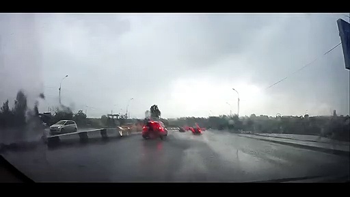 നടുറോഡിൽ ഓടിക്കൊണ്ടിരുന്ന കാറിന് ഇടിമിന്നലേറ്റു!