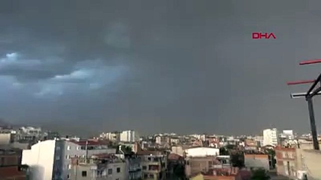 Aydın'da yağmurla birlikte gökyüzünü toz bulutu kapladı