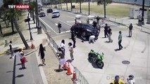 Araç altında kalan motosikletliyi çevredekiler kurtardı