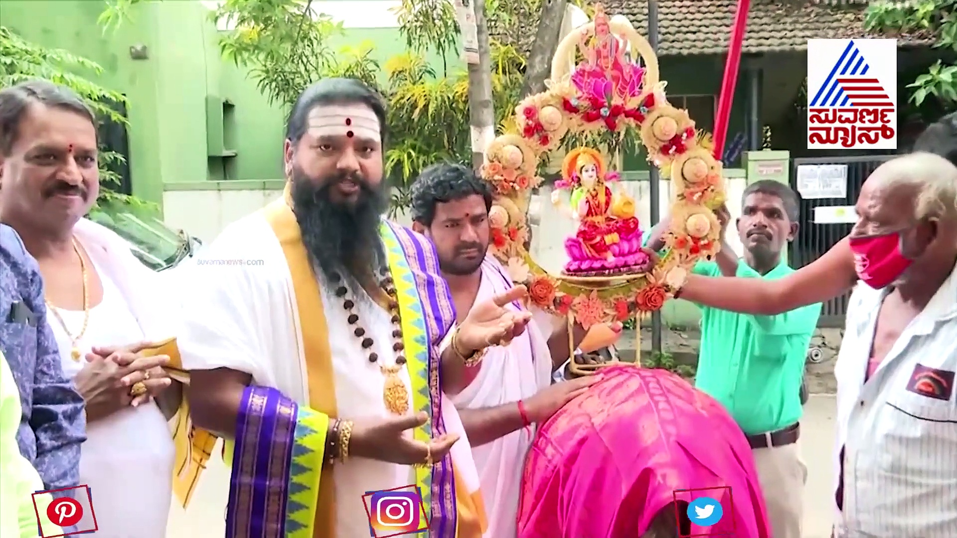 ಗೋಮಾತೆಗೆ ಪೂಜಿಸಿ ವರಮಹಾಲಕ್ಷ್ಮೀ ಪೂಜೆ ಆರಂಭಿಸಿದ ಆನಂದ ಗುರೂಜಿ: ಇಲ್ಲಿದೆ ವಿಡಿಯೋ