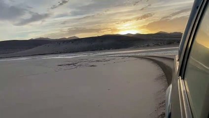 Circulan por una playa de Fuerteventura y el vehículo queda atrapado entre el agua y la arena