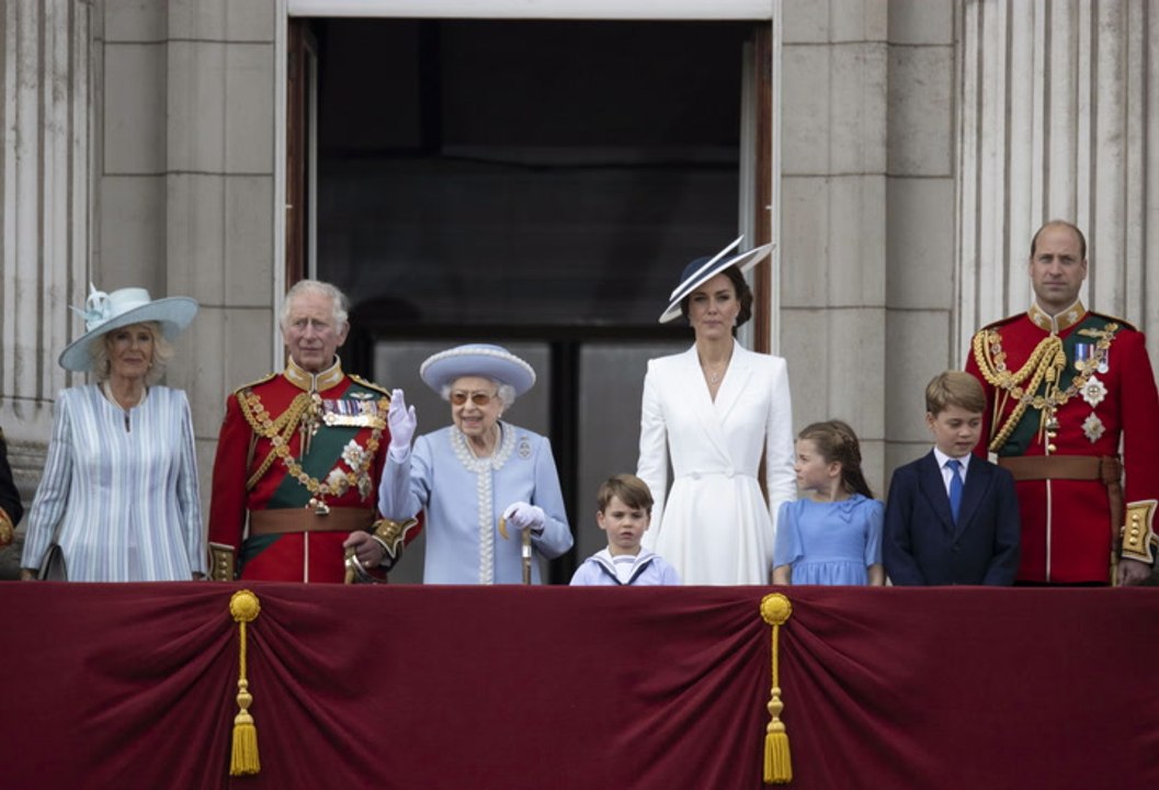 Süßer Moment zwischen Queen und Prinz Louis - als er Grimasse zieht
