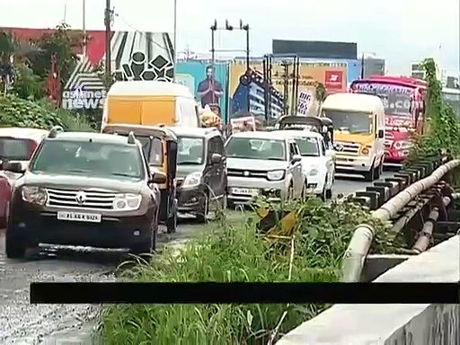 തൃശൂർ-കുന്നംകുളം റൂട്ടിൽ സ്വകാര്യ ബസുകളുടെ മിന്നൽ പണിമുടക്ക്