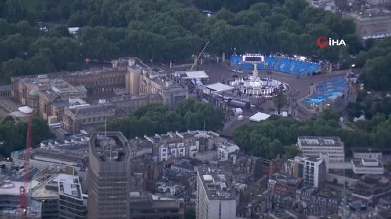 İngiltere Kraliçesi için tüm Birleşik Krallık toprakları fenerlerle aydınlatıldı