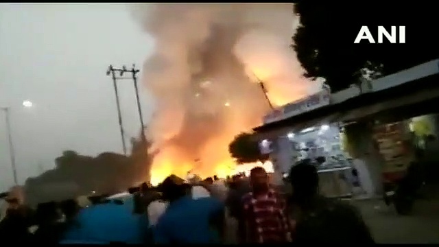 ആഗ്രയില്‍ പടക്ക കടകളില്‍ തീപിടുത്തം; ആളപായമില്ല, വീഡിയോ