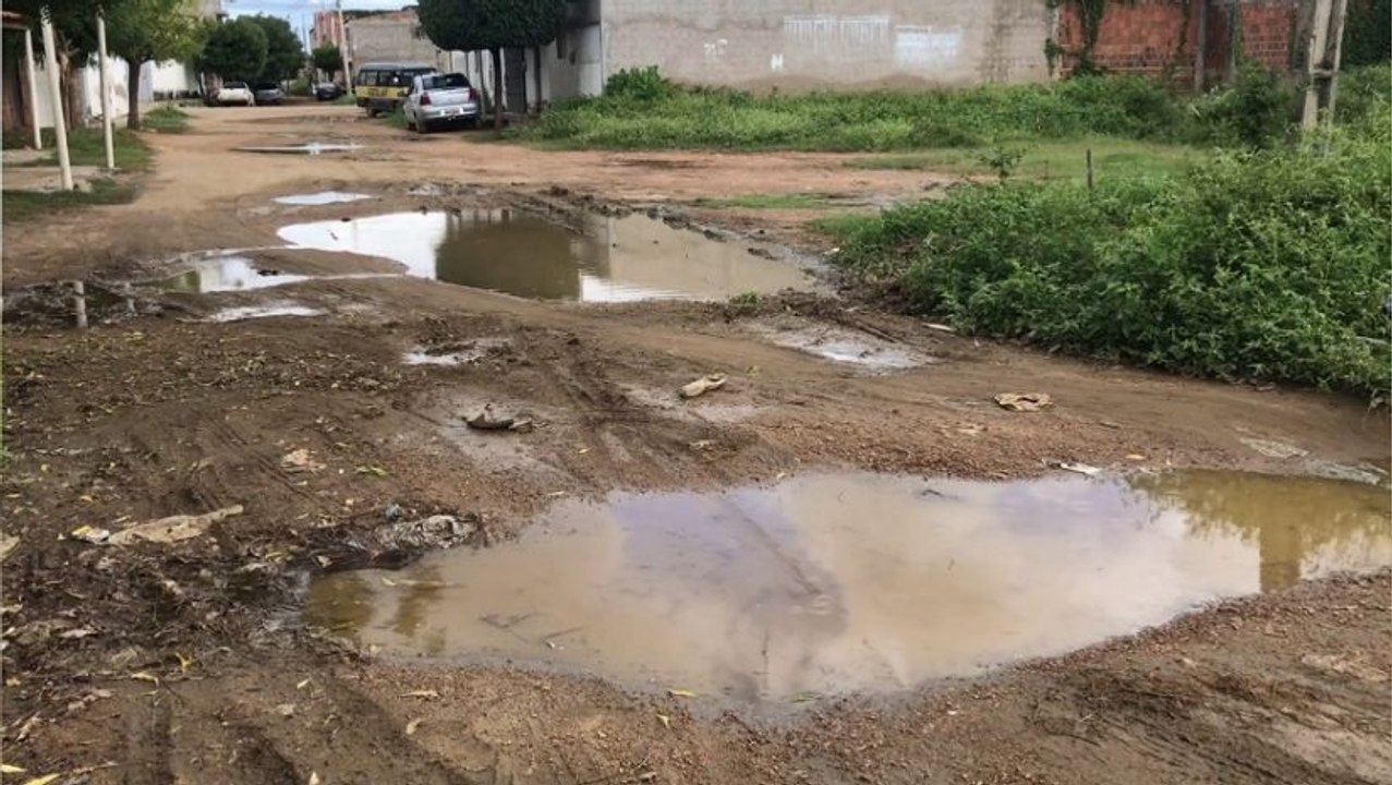 Moradores cobram melhorias em rua esburacada com esgoto a céu aberto na cidade de Sousa