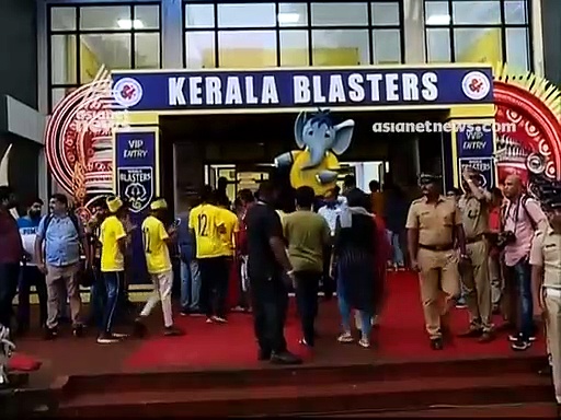 മഴയെ തോല്‍പ്പിച്ച് മഞ്ഞപ്പട ആരാധകര്‍; ബ്ലാസ്റ്റേഴ്‌സിന്റെ കളി കാണാന്‍ ആയിരങ്ങള്‍