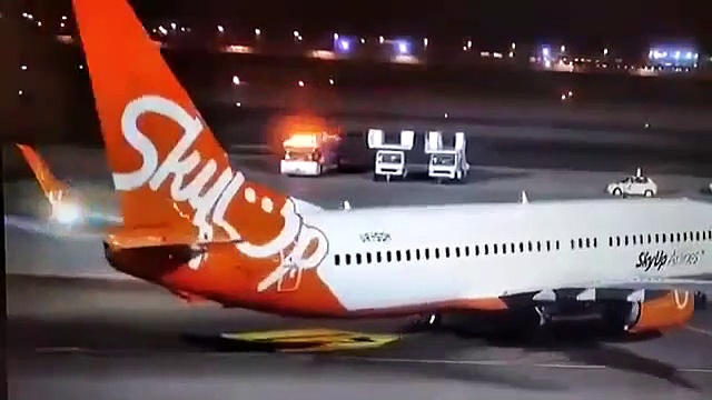 196 യാത്രക്കാരുമായി ലാന്‍ഡ് ചെയ്ത വിമാനത്തില്‍ തീപിടുത്തം: സാഹസിക രക്ഷാപ്രവര്‍ത്തനം, ദൃശ്യങ്ങള്‍