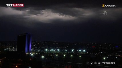 Ankara'da şimşekler geceyi aydınlattı