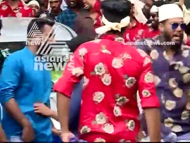 യൂണിവേഴ്‌സിറ്റി കോളേജില്‍ കുത്തേറ്റ അഖില്‍ ക്യാമ്പസിലെത്തി; സ്വീകരിച്ചത് വന്‍ ആഘോഷങ്ങളോടുകൂടെ