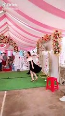 Bỏ chạy khi người yêu bắt được hoa cưới 1 tuần sau tổ chức hôn lễ: chuyện may mắn không đùa được đâu