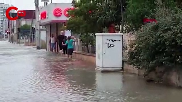 İçme suyu borusu patladı, ev ve iş yerlerini su bastı