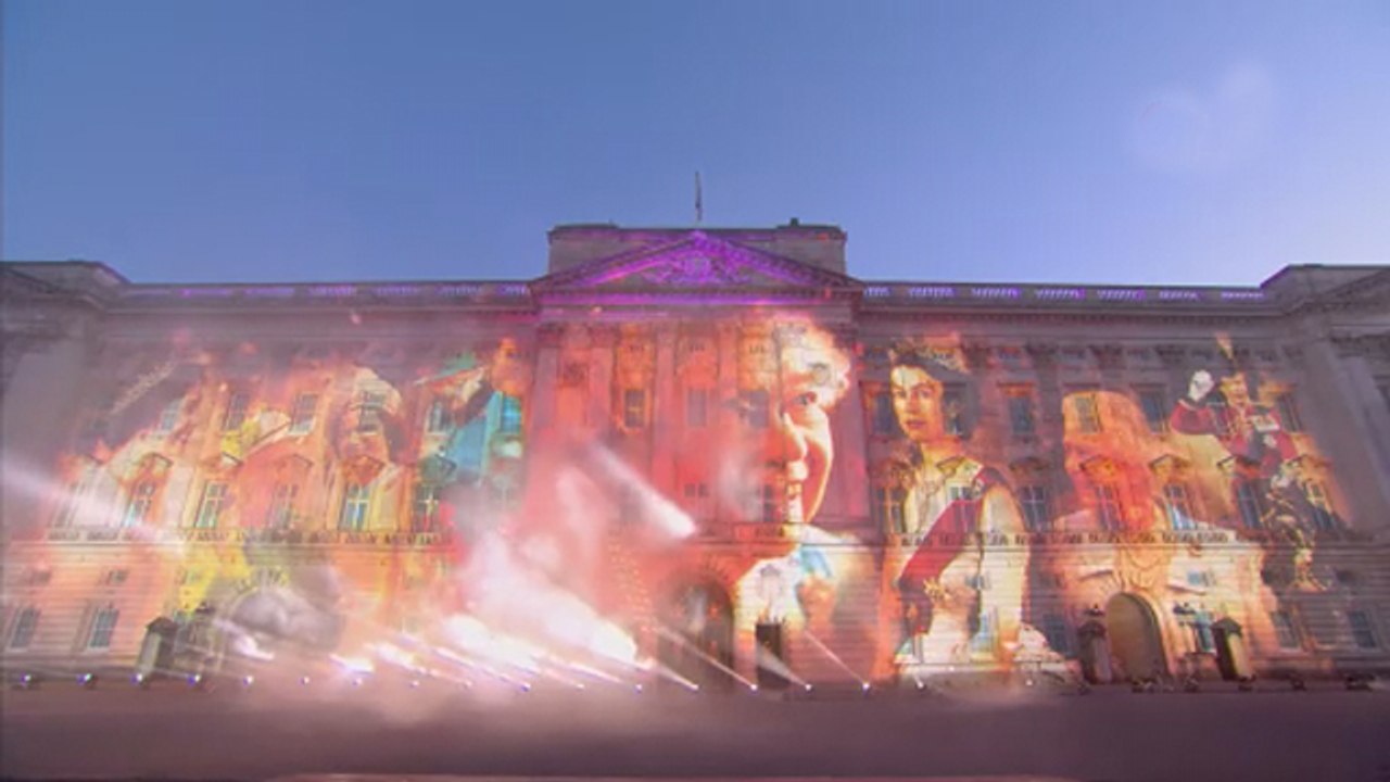 İngiltere Kraliçesi için tüm Birleşik Krallık toprakları fenerlerle aydınlatıldı