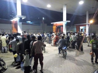 Pakistan'da zam öncesin istasyonlarda bitmeyen kuyruklar oluştu