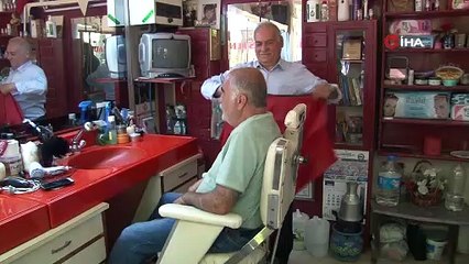 Ailesi okutamadı, makas sallayarak çocuğunu avukat yaptı