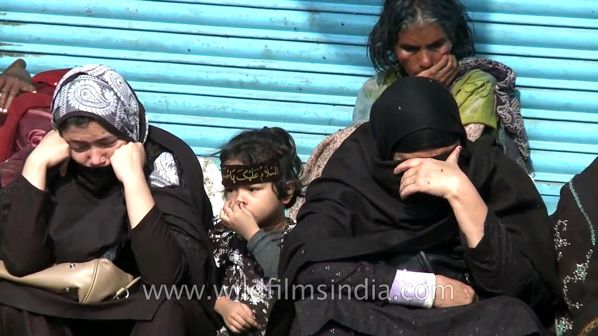 Shia women cry as the Muharram procession passes through - video Dailymotion