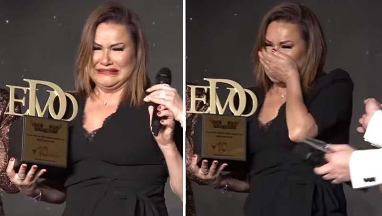 14 yıldır baktığı köpeğinin durumunun iyi olmadığını öğrenen Deniz Seki, ödül töreninde ağladı