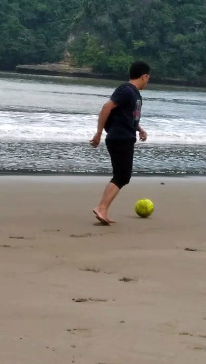 Bermain sepakbola di pantai sine