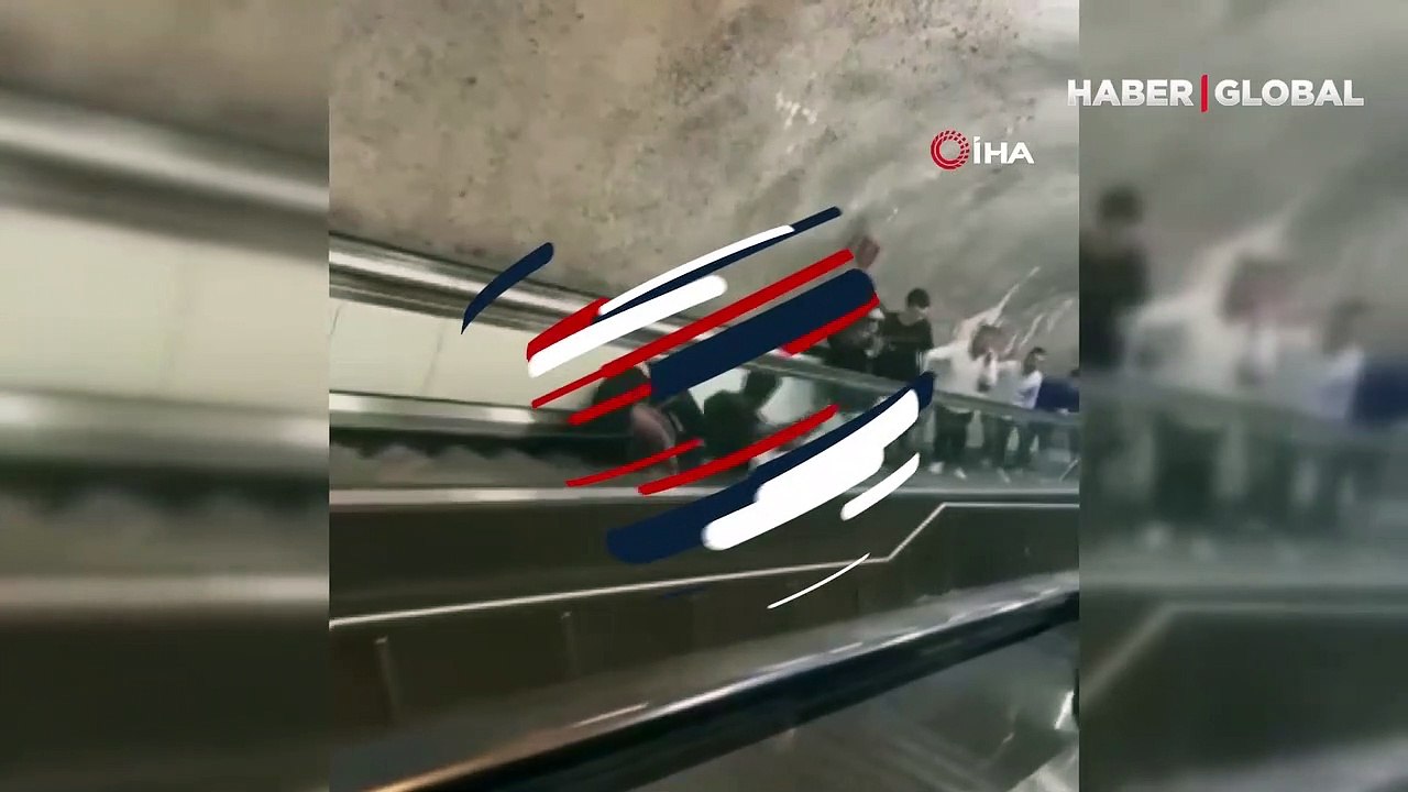 Metroda "pes" dedirten kavga! Yürüyen merdivenl...