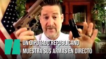 Un diputado republicano muestra cada una de sus cuatro armas durante una comisión