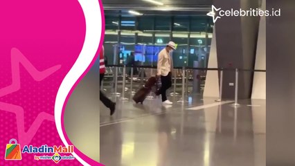 Viral, Ridwan Kamil Berjalan Tertunduk di Bandara Doha