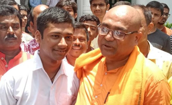 চিকিৎসক হওয়ার স্বপ্ন নিয়ে আগামীর পথে হাঁটতে চায় মাধ্যমিকে প্রথম বাঁকুড়ার অর্ণব ঘড়াই