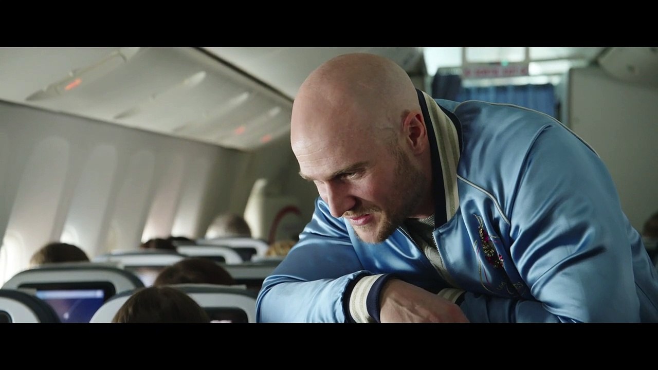 La Revanche des Crevettes Pailletées EXTRAIT VF "Un hétéro dans l'équipe"