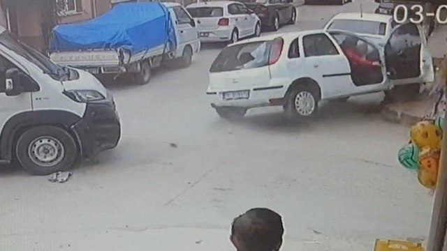 Kaza paniğiyle gaza basınca direğe ve araca da çarptı