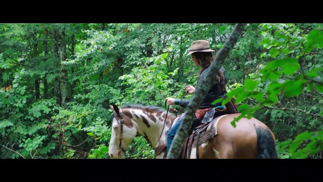 Hommes au bord de la crise de nerfs EXTRAIT VF Arrivée sous la pluie