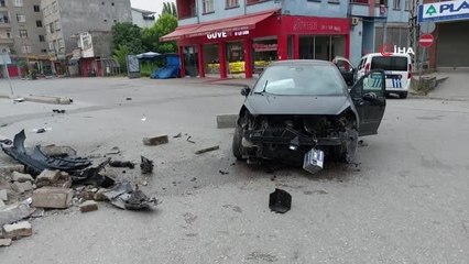 Otomobiliyle kaldırıma çarpan sürücü ağır yaralandı