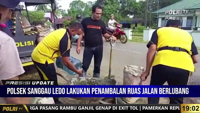PRESISI UPDATE 19.00 WIB : Polsek Sanggau Ledo Lakukan Tambal Jalan Berlubang, Sebagai Kepedulian Polri Jelang Hari Bhayangkara