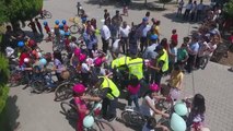 Jandarma Sarıgöl'de öğrencilere bisiklet kaskı dağıttı