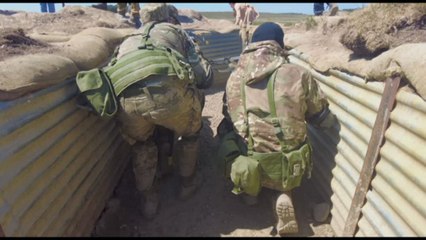 Gran Bretagna, i volontari ucraini si esercitano nelle trincee