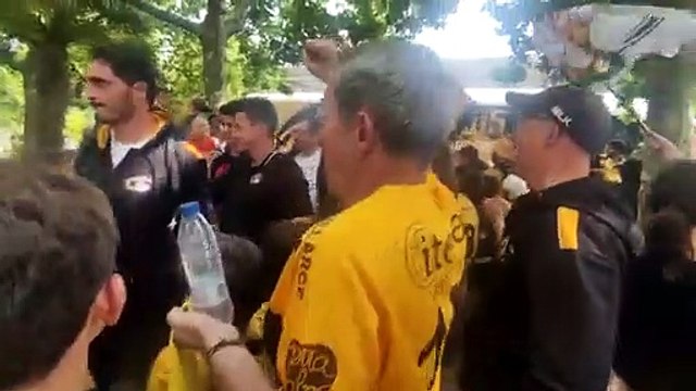 Recibimiento de la afición del Aparejadores al Recoletas Burgos Universidad de Burgos en Valladolid