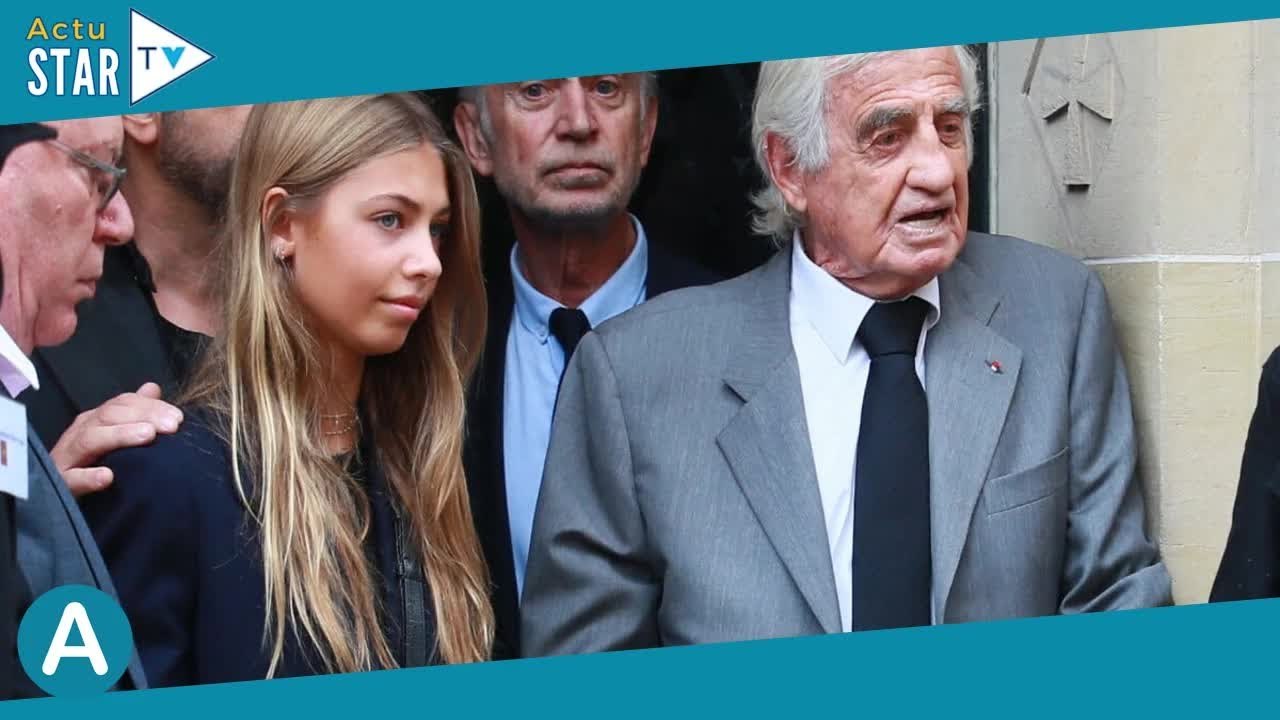 Stella Belmondo : Jupe en jean et haut cristallin, la fille de Bebel est juste sublime !