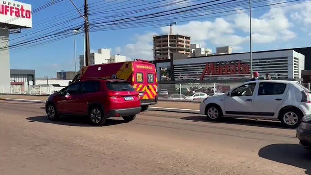 Após engavetamento, mulher bate a cabeça no para-brisas e precisa ser socorrida pelo Siate